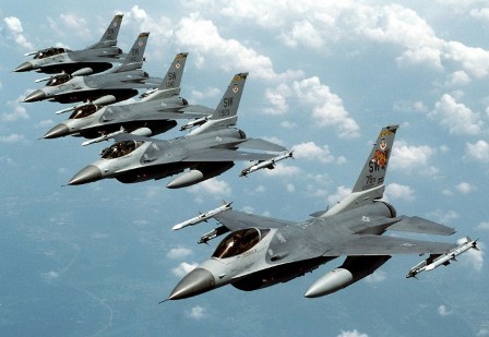 США и арабские страны усилили авиаудары по позициям боевиков ИГ - ảnh 1